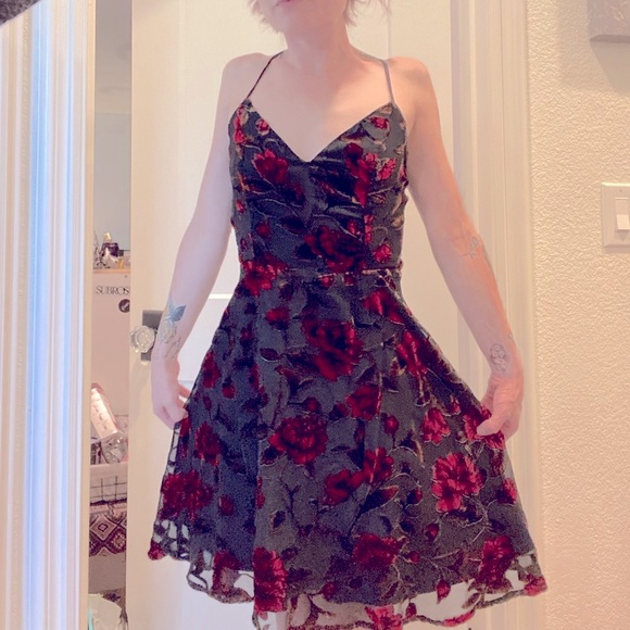 Black “backless” dress with flowers - Picture 3 of 8